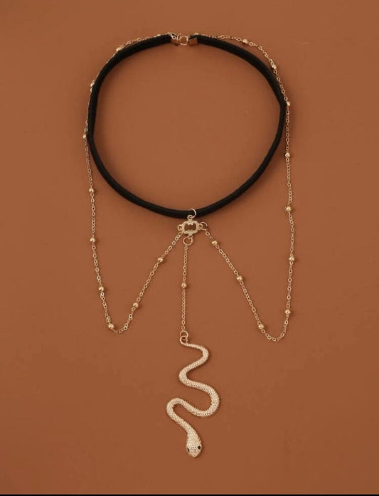 Single layer gold chain snake garter.