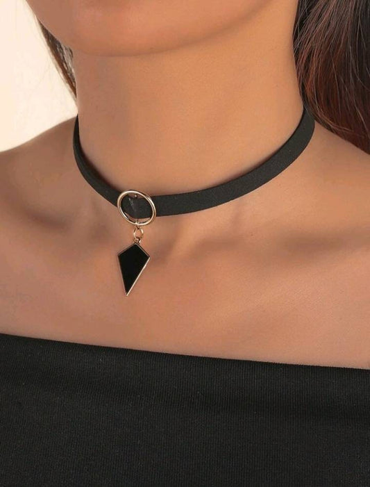 Diamond shaped choker