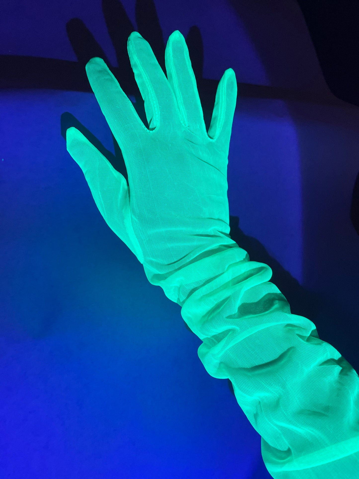 Glow in the dark mesh gloves